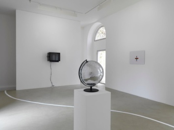 ceal-floyer-taking-a-line-for-a-walk-2008-installation-view